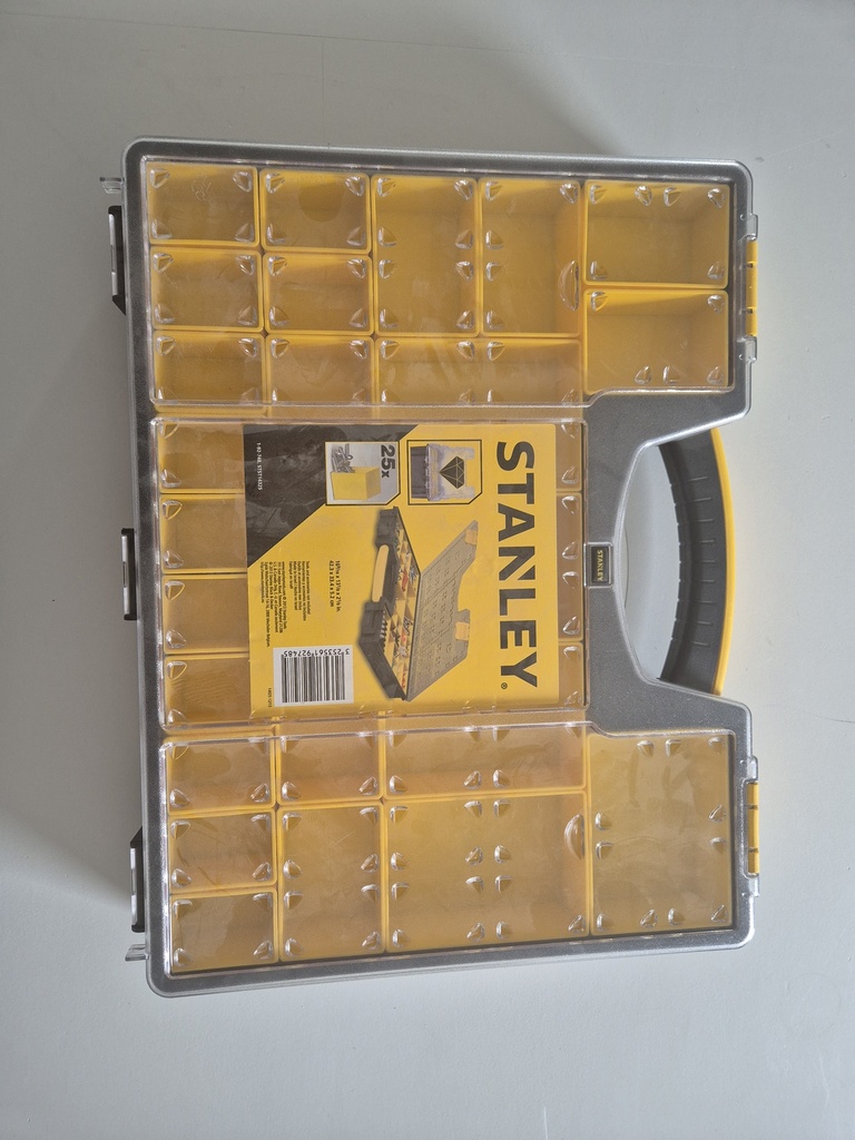 Mallette de chantier STANLEY, polypropylène version PRO + , dimension 423 x 334 x H 52 mm complète de 25 bacs intérieurs, couvercle translucide pour vision optimale.