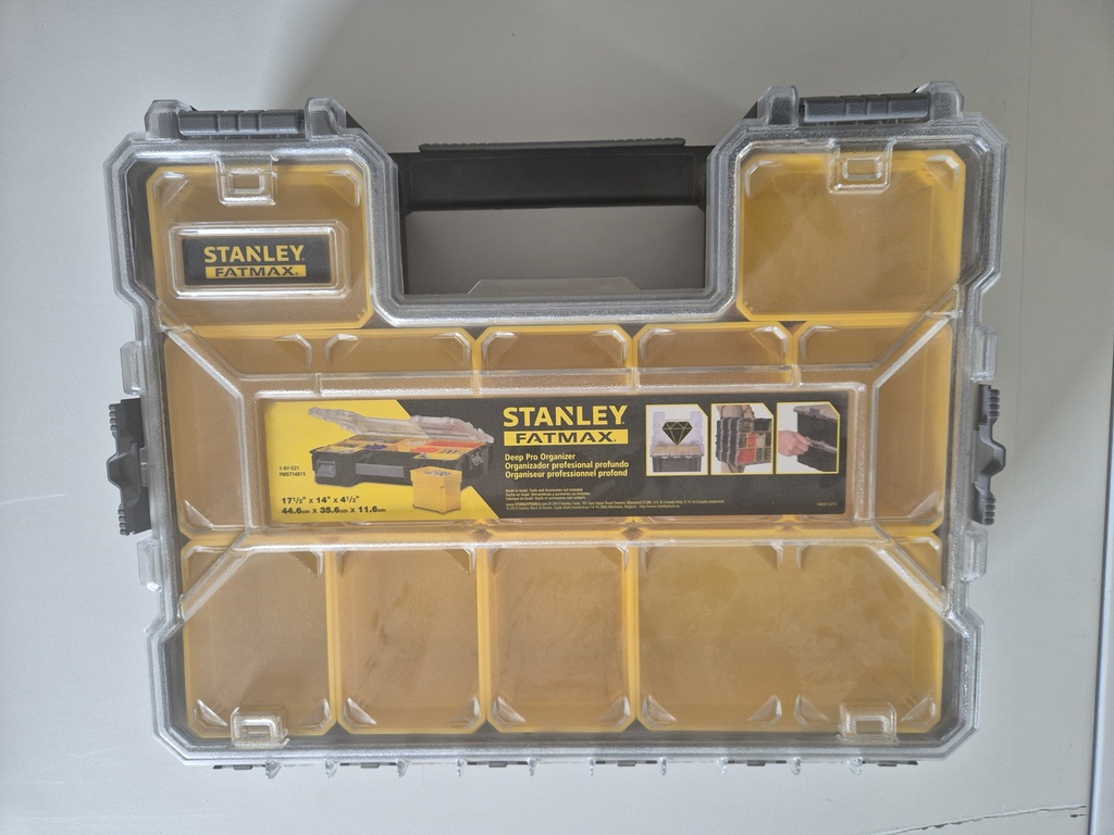 Mallette de chantier STANLEY, polypropylène version PRO + , dimension 422 x 335 x H 106 mm complète de 8 bacs intérieurs, couvercle translucide pour vision optimale.